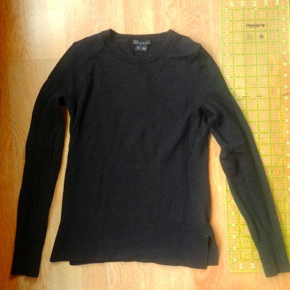 Theory Sweaters - Wool Black Roundneck Fitted Theory Sweater w/ Side Slits - XS/P/TP